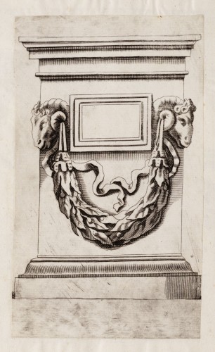 Ornamentprent. Galleria Giustiniana del marchese Vincenzo Giustiniani.  Altaar of stele met ramskoppen ('Album Podestà u.a.').
